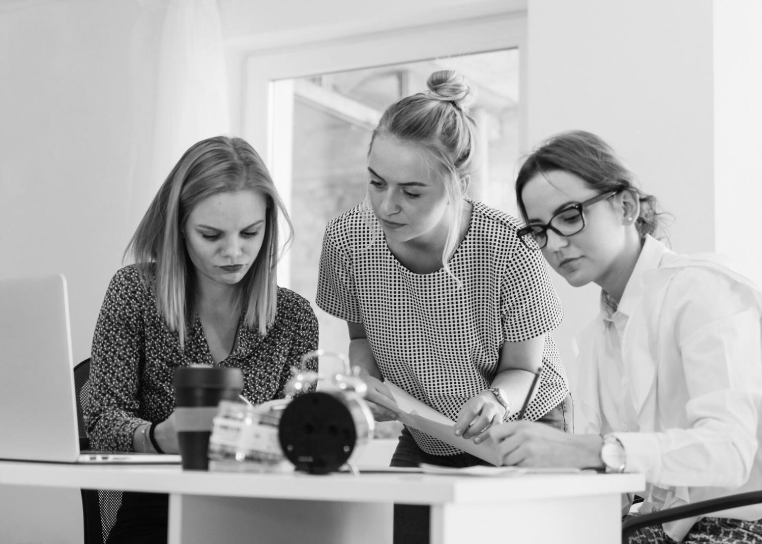 Herramientas digitales para análisis empresarial en uso durante sesión formativa