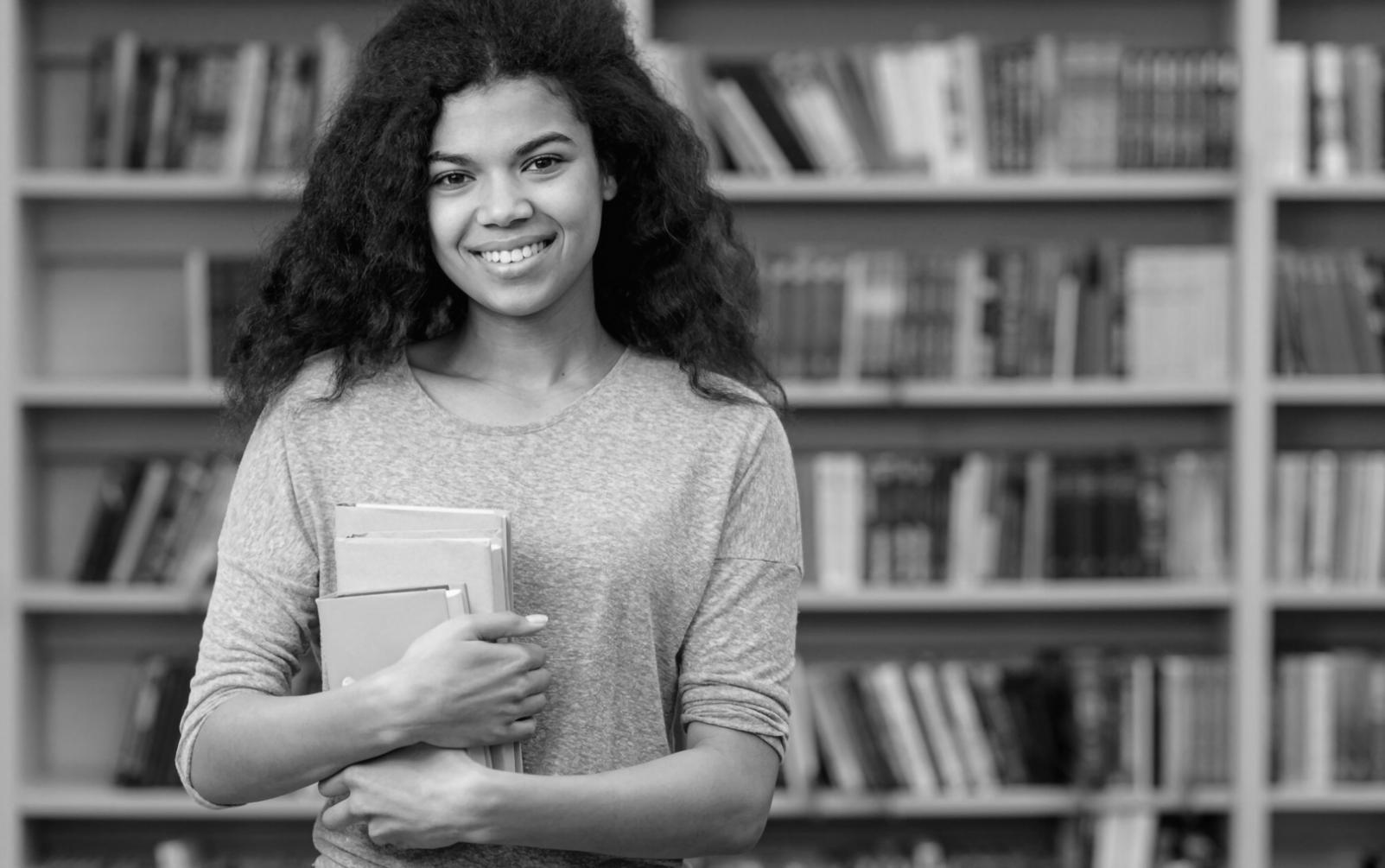 Profesionales analizando datos financieros en entorno empresarial moderno