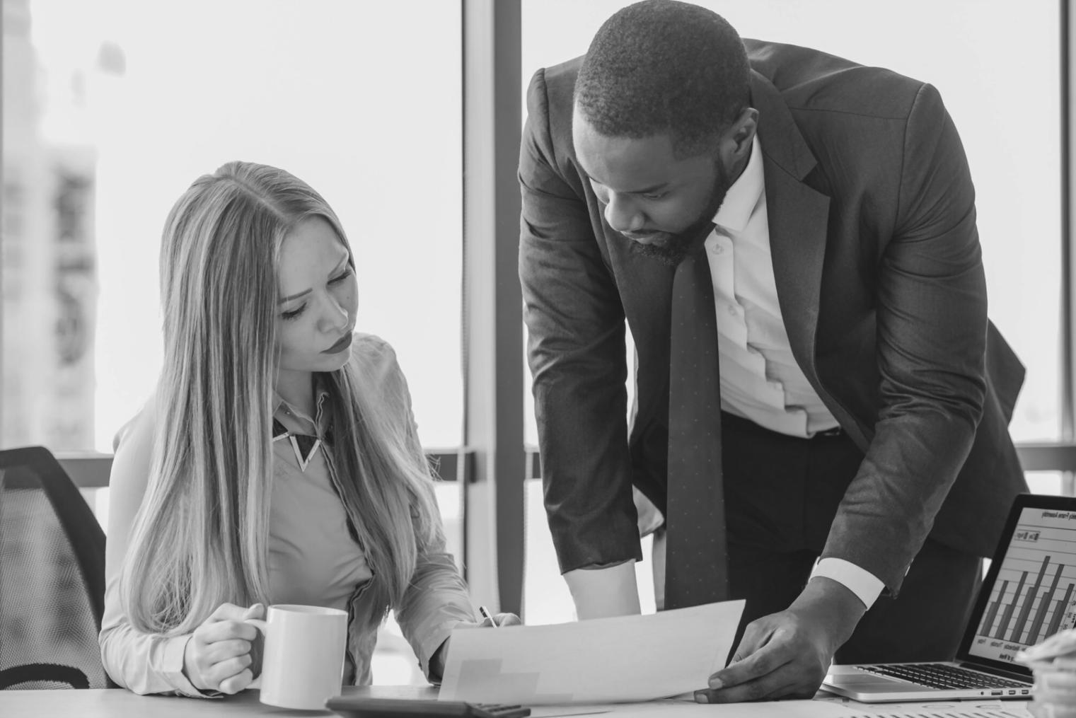 Sesión de análisis de datos empresariales con herramientas avanzadas