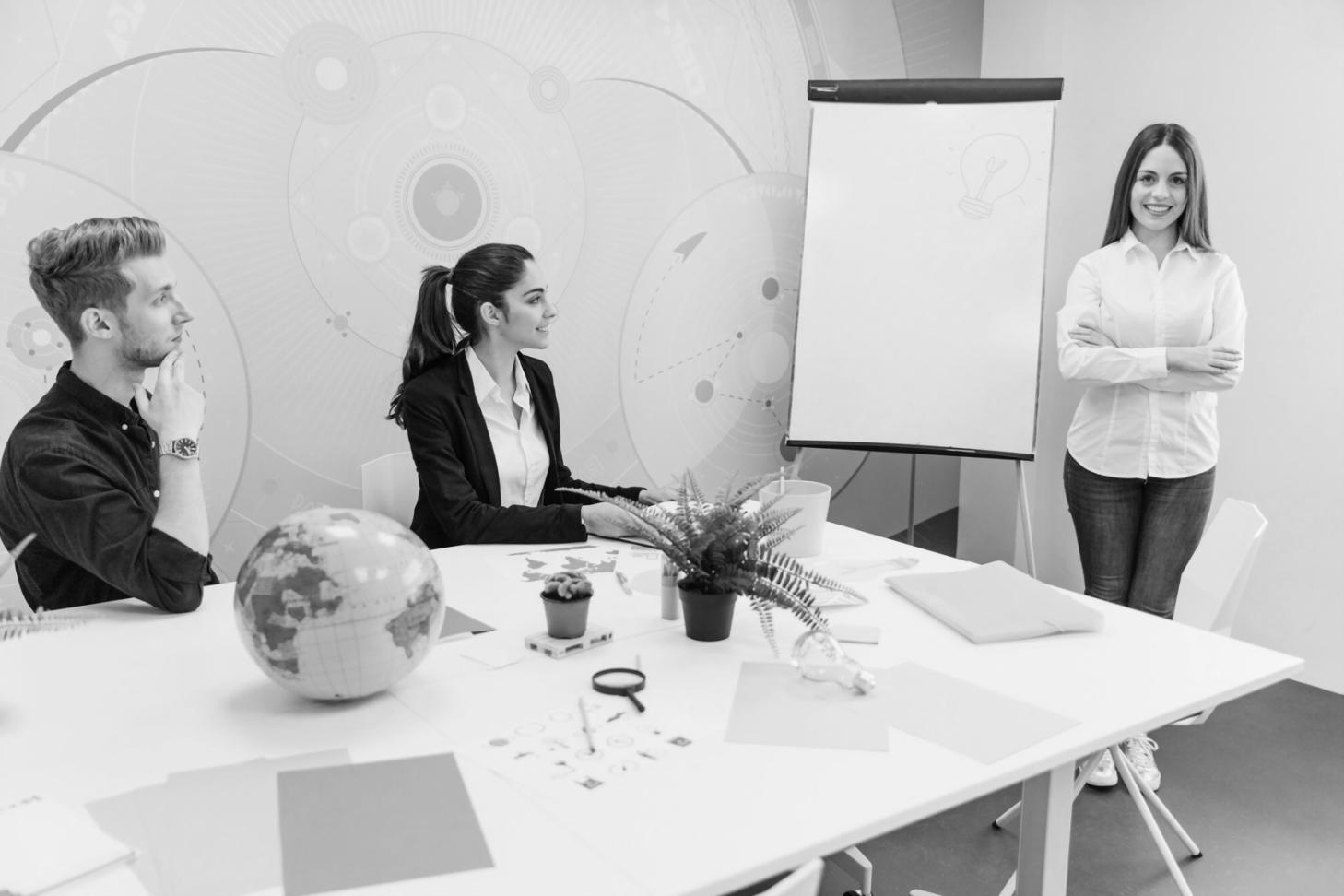 Equipo de profesionales en sesión de análisis estratégico empresarial