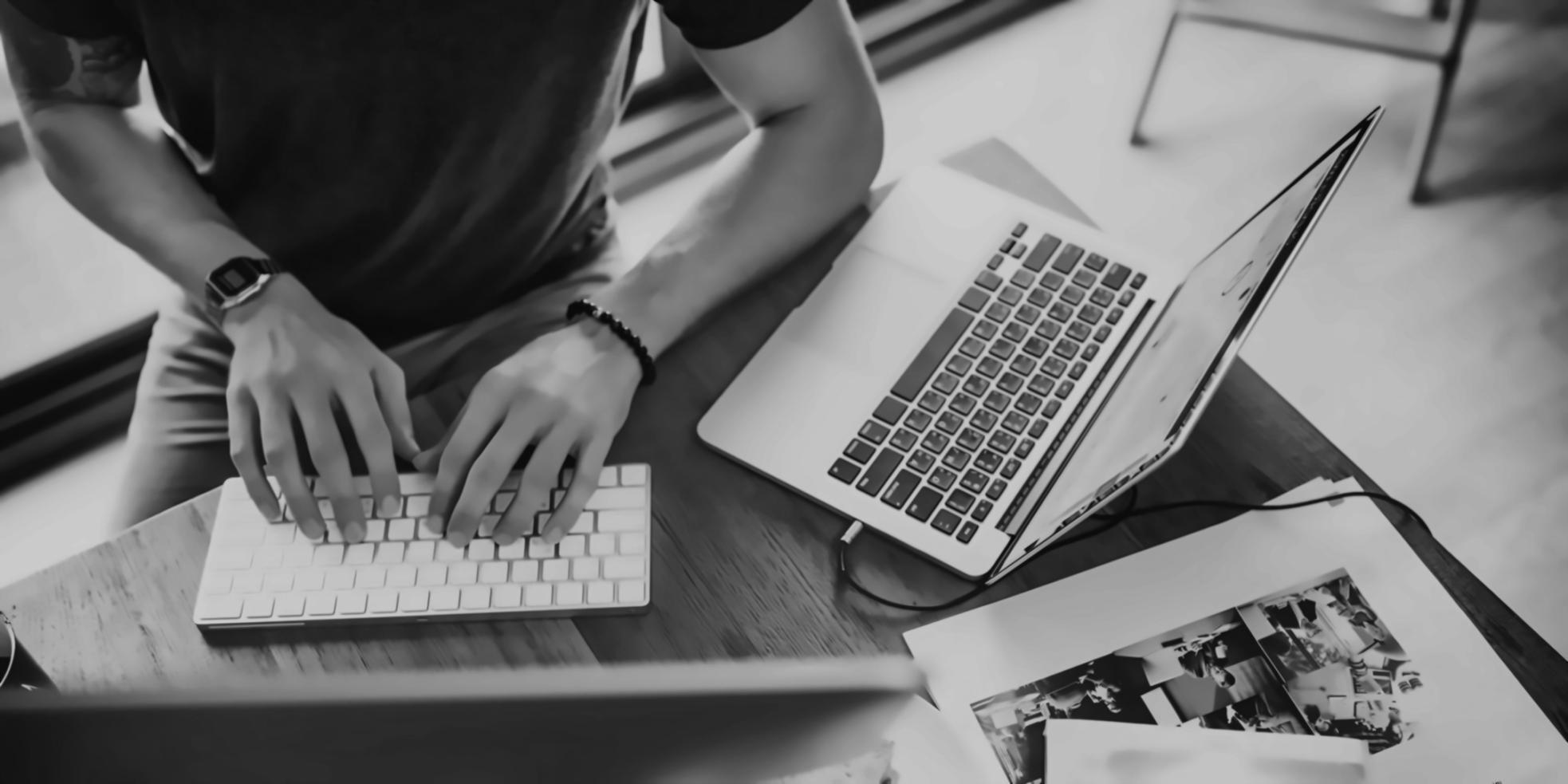 Análisis financiero con documentos y gráficos sobre mesa de trabajo