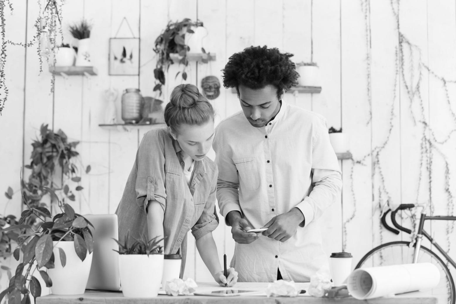 Profesionales analizando datos empresariales en una oficina moderna