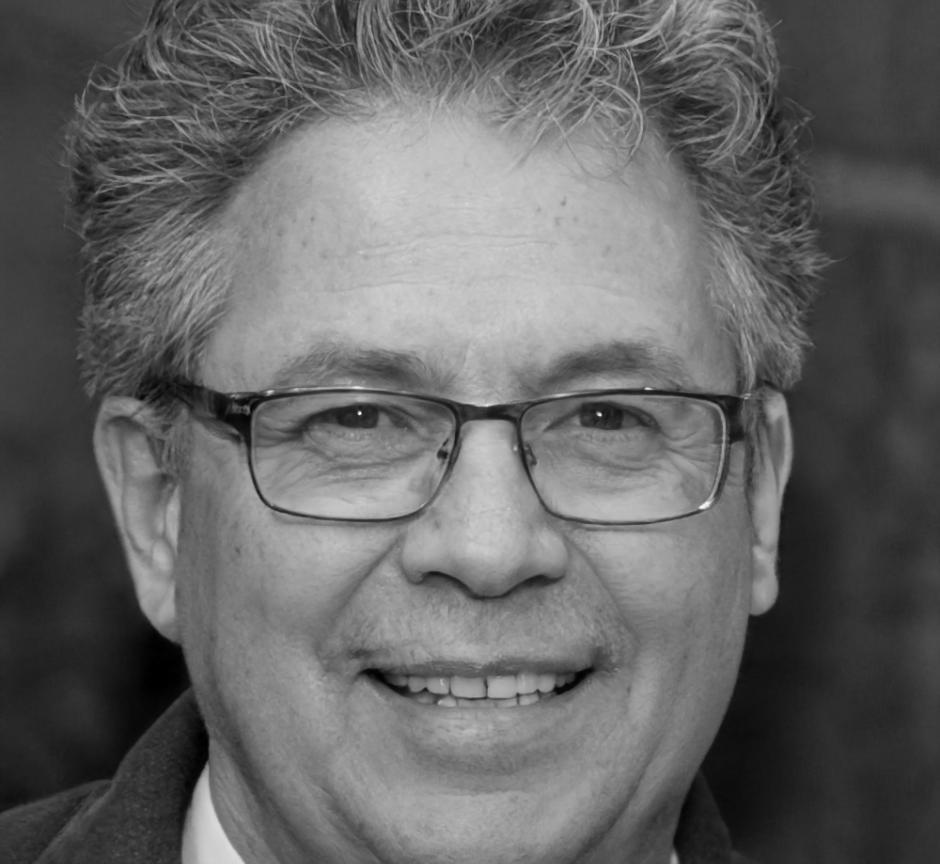 Retrato profesional de Ricardo Mendoza