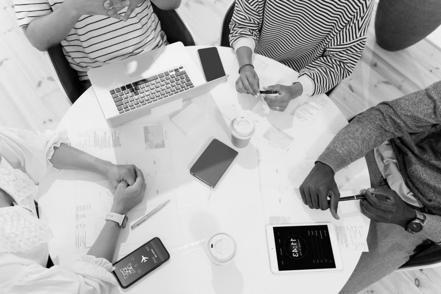 Sesión de análisis de datos en las oficinas de viventrolania