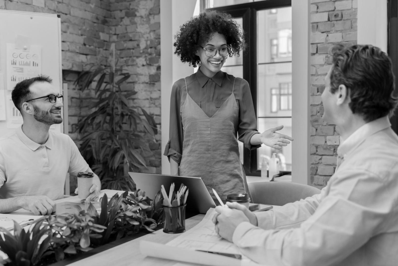 Estudiantes colaborando en análisis de casos empresariales reales