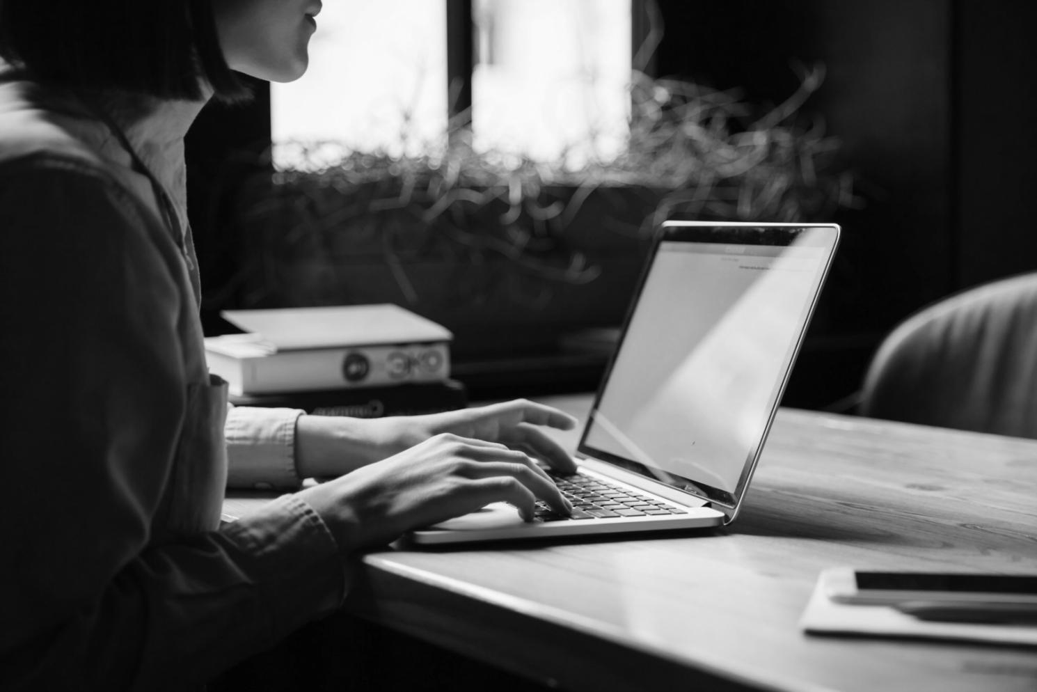 Equipo de viventrolania trabajando en análisis de datos empresariales